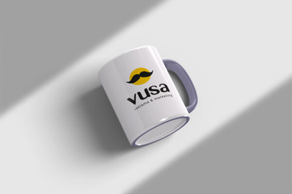 Biały kubek z nadrukiem logo VUSA